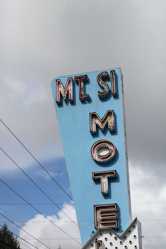 Mt. Si Motel Sign