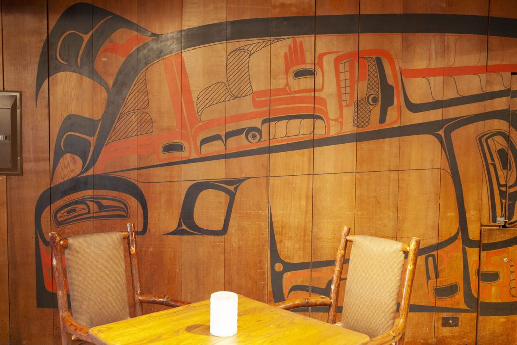 Kiana Lodge mural with table and chairs